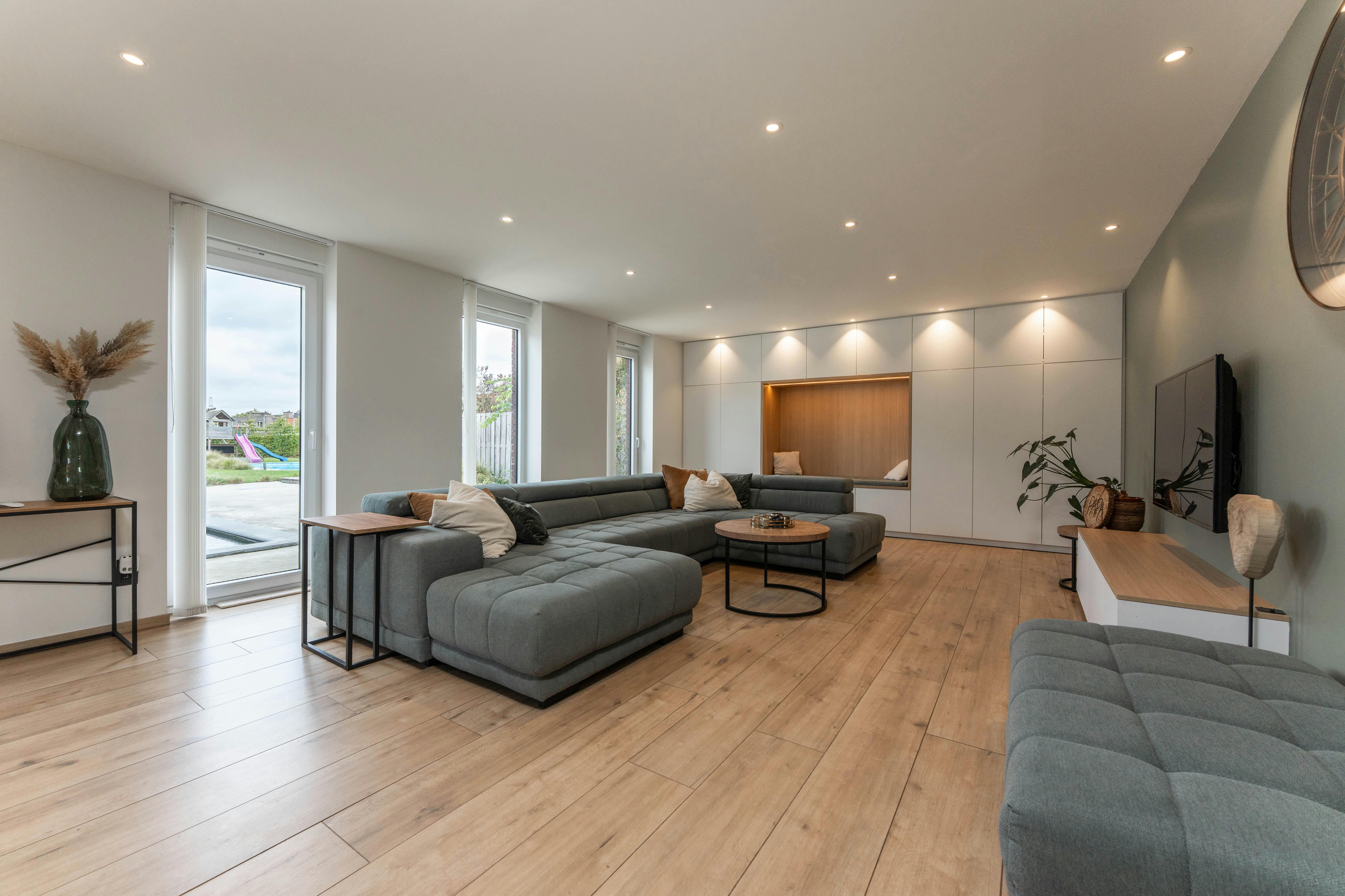 Moderne villa met zwembad en atelier te koop in Evergem foto 2