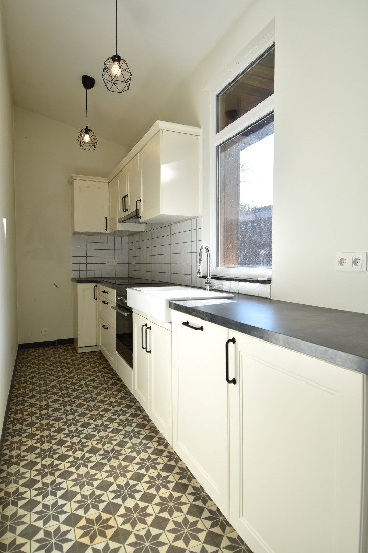Energiezuinige (label B!) gezinswoning met praktijkruimte, 3 slaapkamers en tuin te koop in hartje Bellegem foto 2