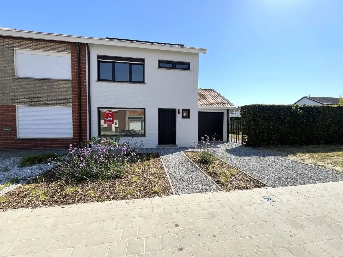 Ledegem – Volledig gerenoveerde halfopen woning met 3 slaapkamers en zonnige tuin foto {{pictureIndex}}