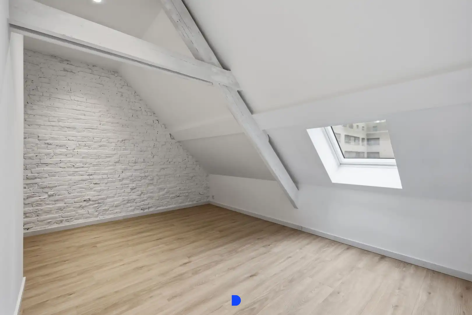 Stijlvol gerenoveerde woning met lichtrijke leefruimtes en tuin foto 18