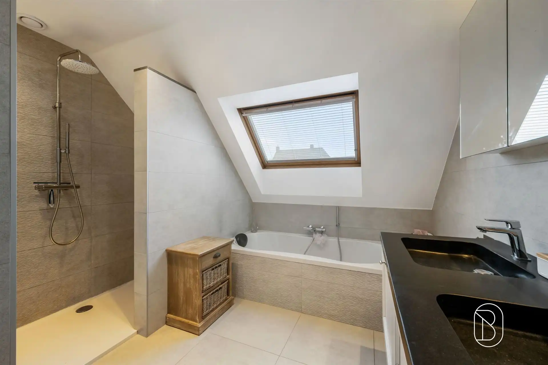 Instapklare woning met zwembad en bijgebouw foto 22