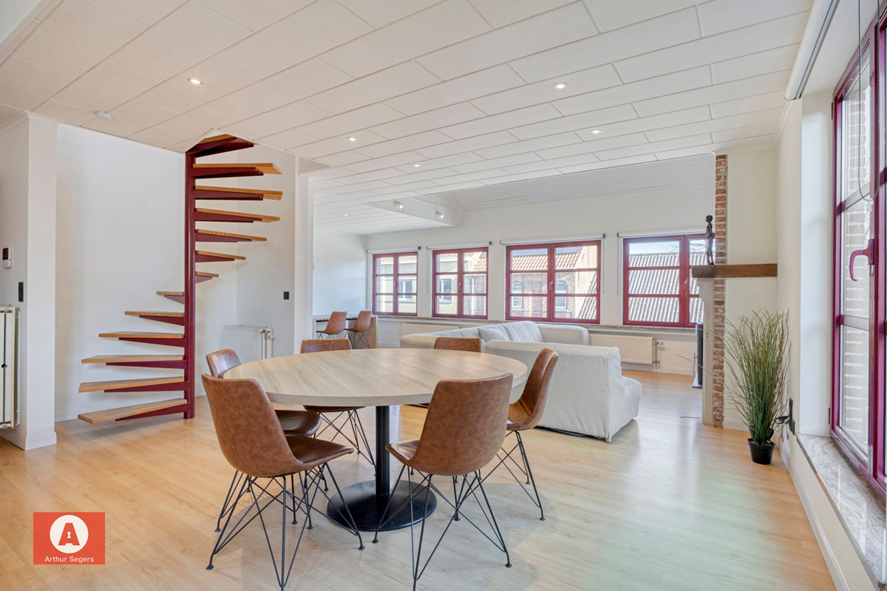 Ruim & energiezuinig appartement mét ruime beneden-berging. foto 8