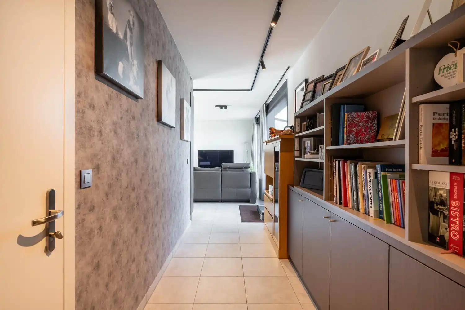 Recent, modern twee-slaapkamer appartement inclusief kelder en twee ondergrondse autostaanplaatsen te Werchter ! foto 4