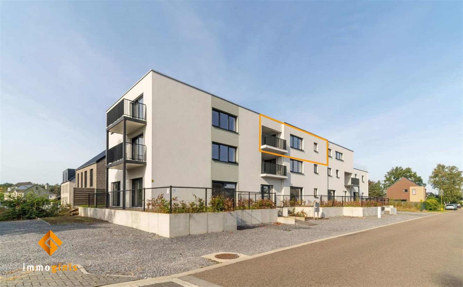 Volledig gerenoveerd appartement met 2 slpks en terras! foto {{pictureIndex}}