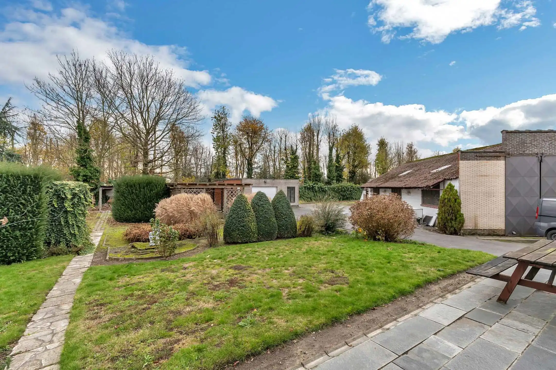 Ruime villa met loods en garage foto 18