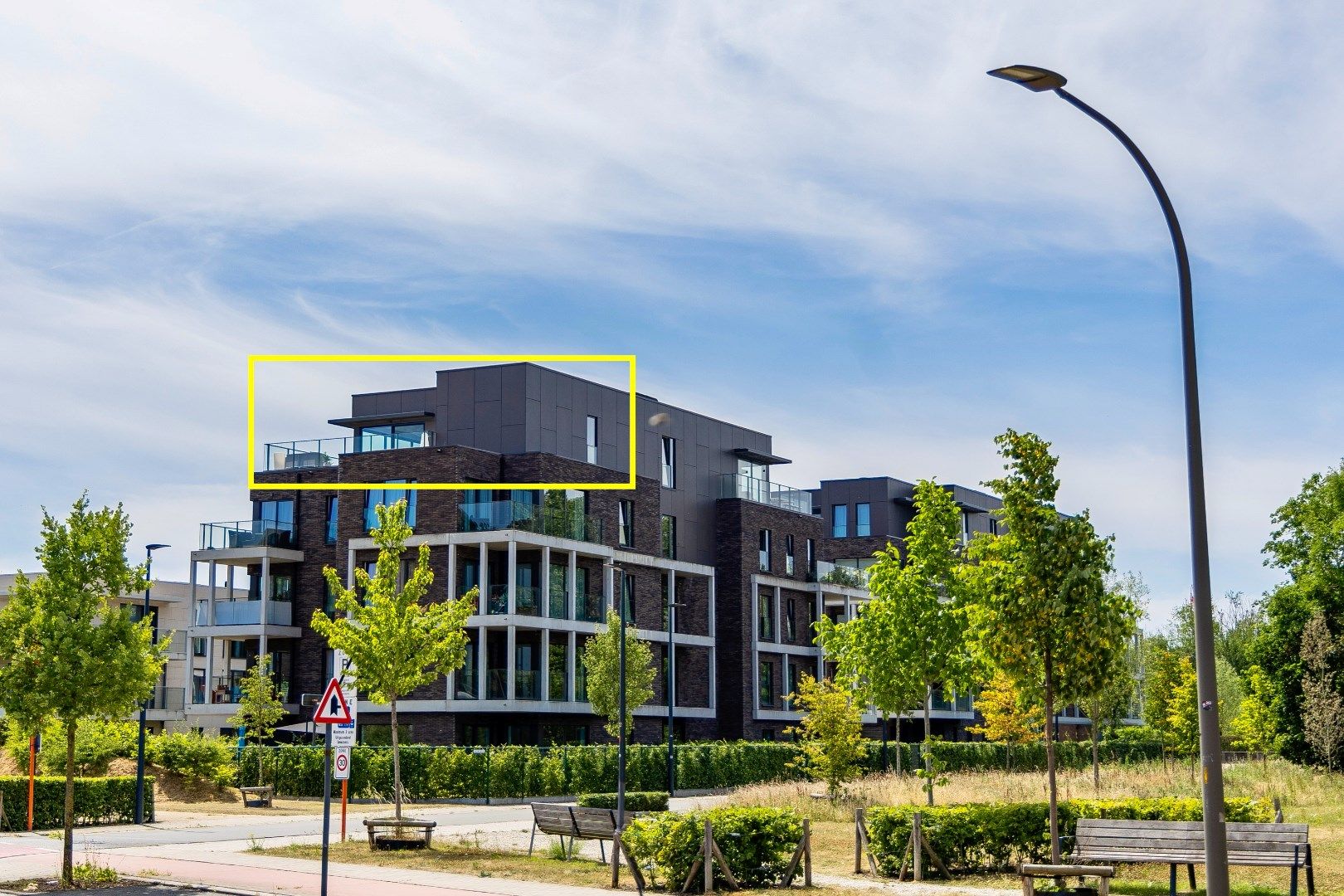 Exclusieve penthouse met ruim terras op toplocatie in Buizingen foto {{pictureIndex}}