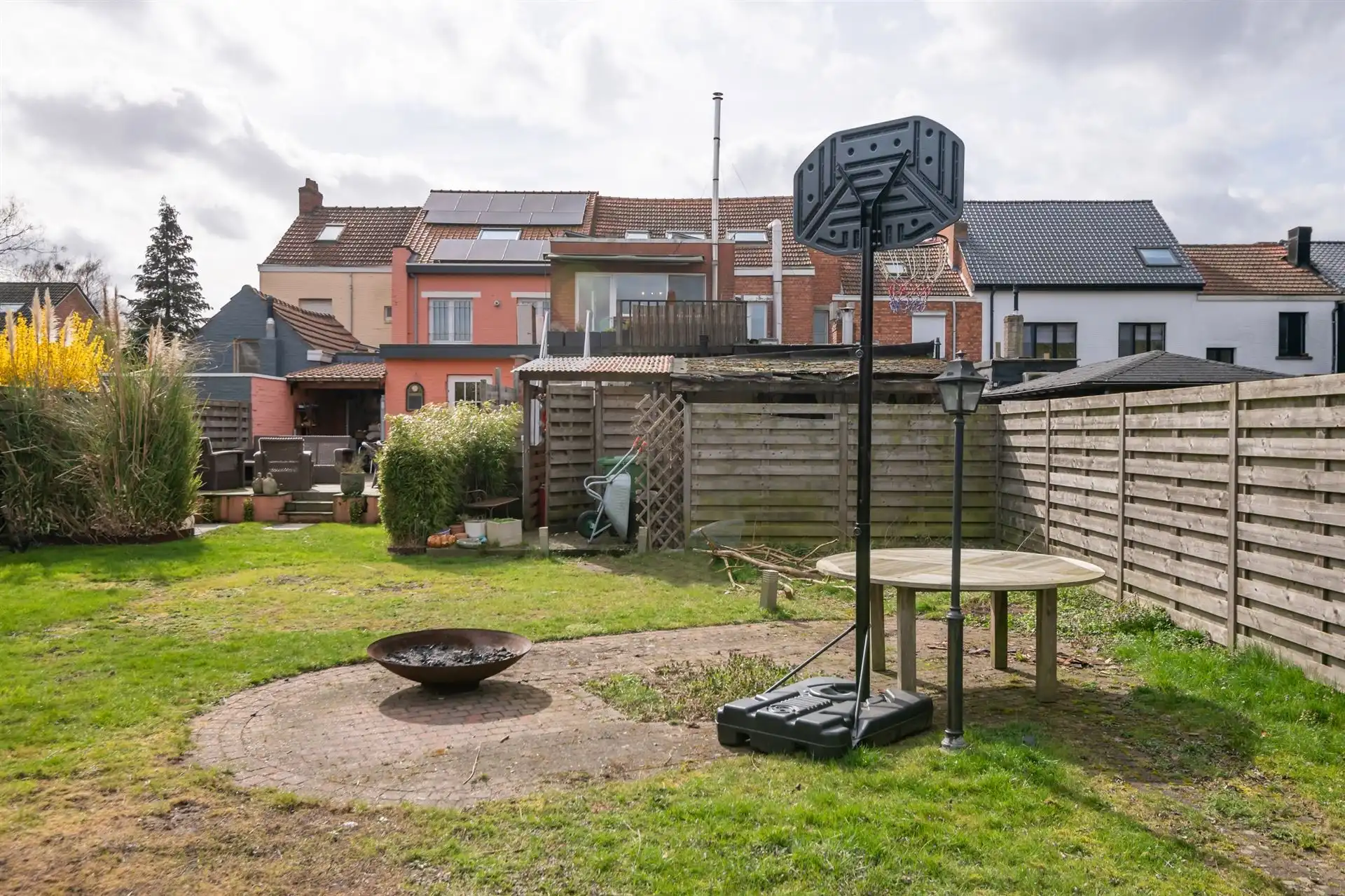 Veelzijdig commercieel pand met ruime woonst, terras en tuin foto 9
