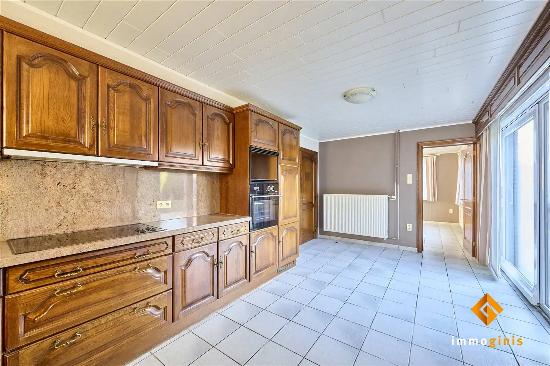 Zéér ruime woning met 5 slaapkamers en 2 badkamers op een ruim perceel van 12a40ca. Uitbreiding op zolder mogelijk! foto 8