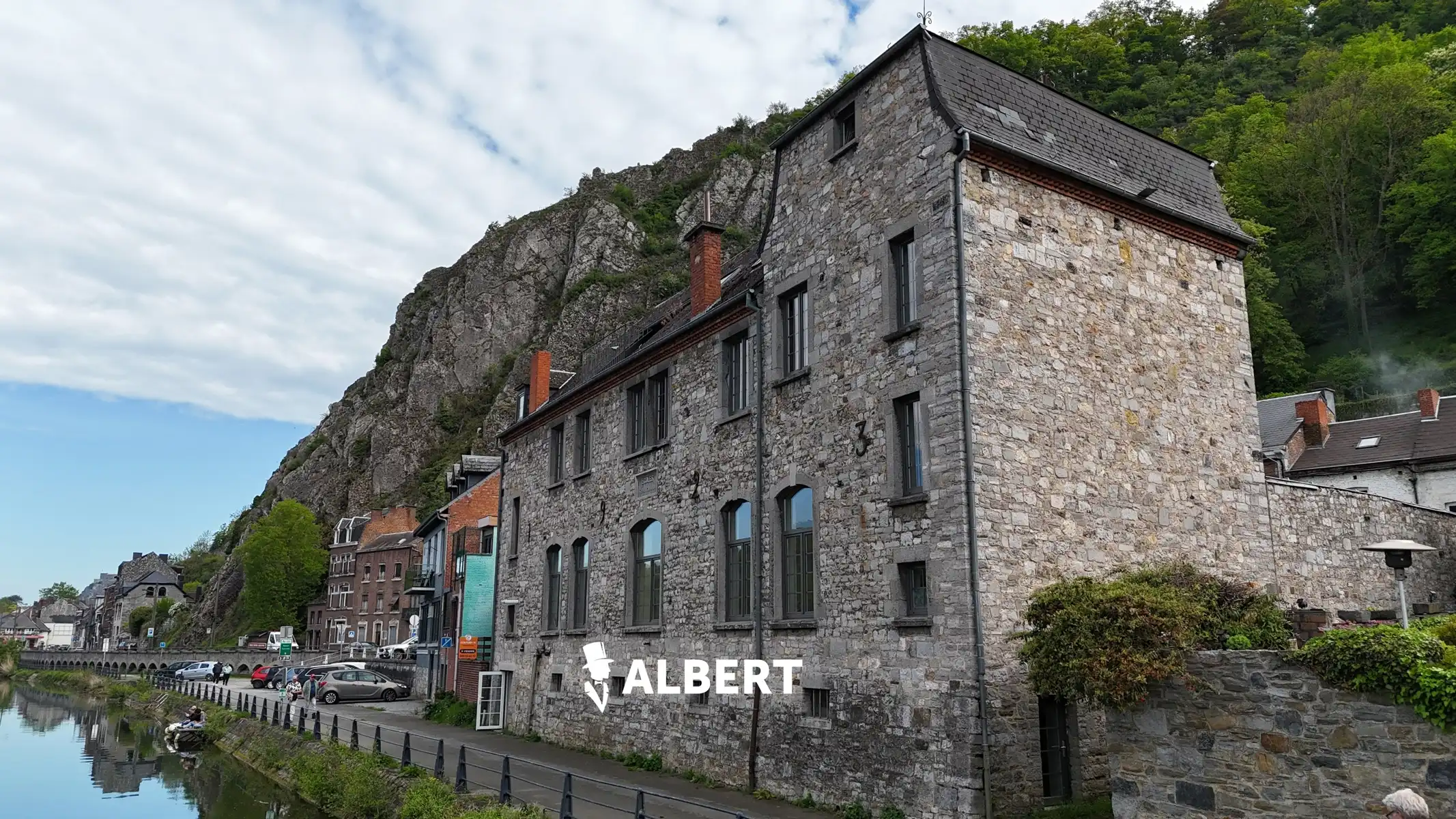 Prachtig gerenoveerde ruime woning (oude school) in Dinant! foto 6