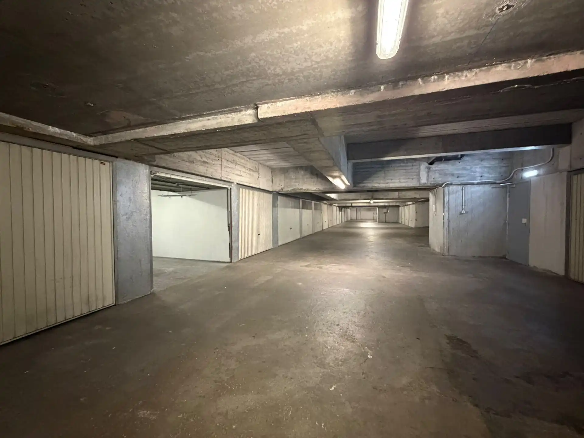 Gesloten garagebox in de omgeving Glacier de la Poste in Duinbergen! foto {{pictureIndex}}