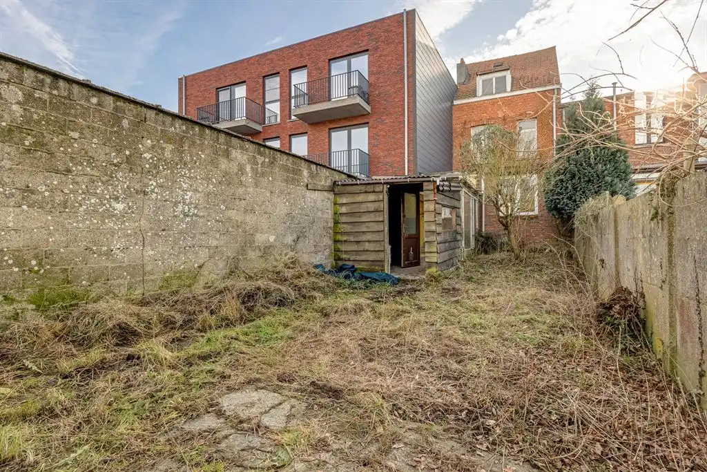 Te renoveren woning met grote tuin foto 8