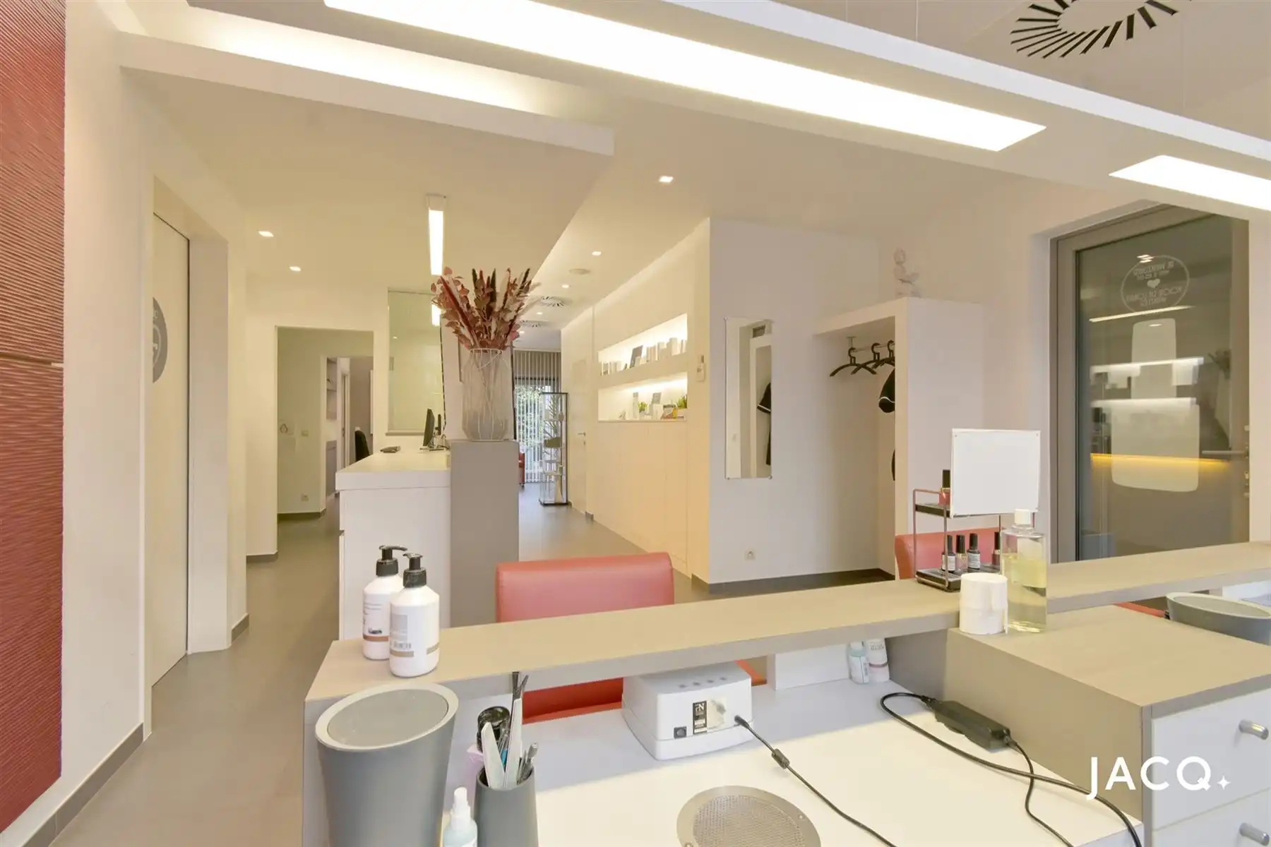 Gerenoveerd schoonheidsinstituut (156m²) met buitenruimte! foto 2