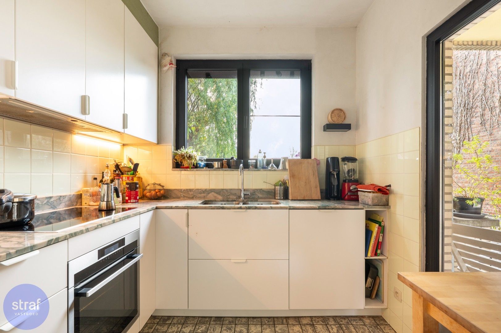 Charmante bel-etage met drie slaapkamers en tuin in een rustige straat foto 5