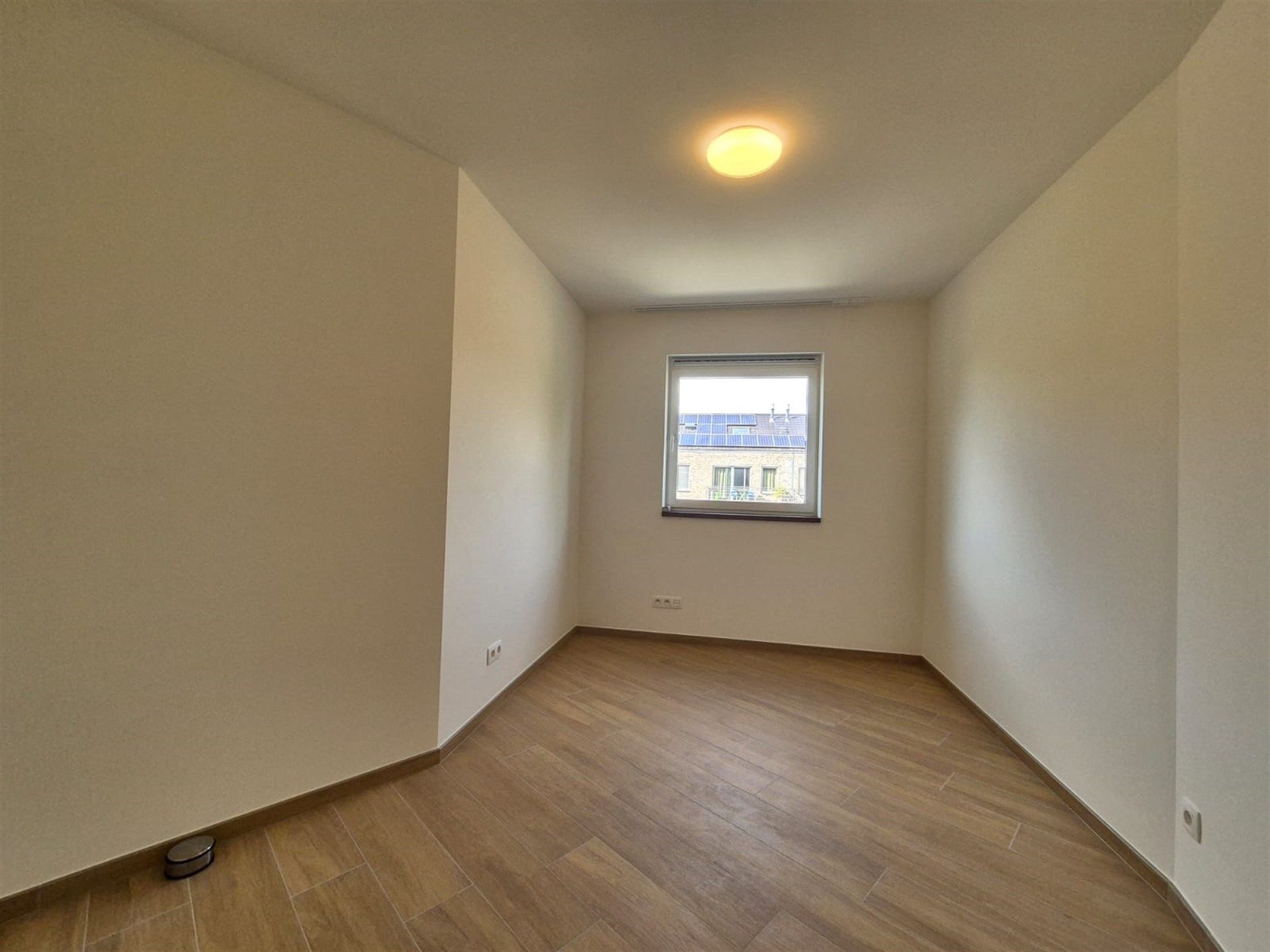 Moderne en energiezuinige nieuwbouwwoning met 2 slaapkamers en koer. foto 17