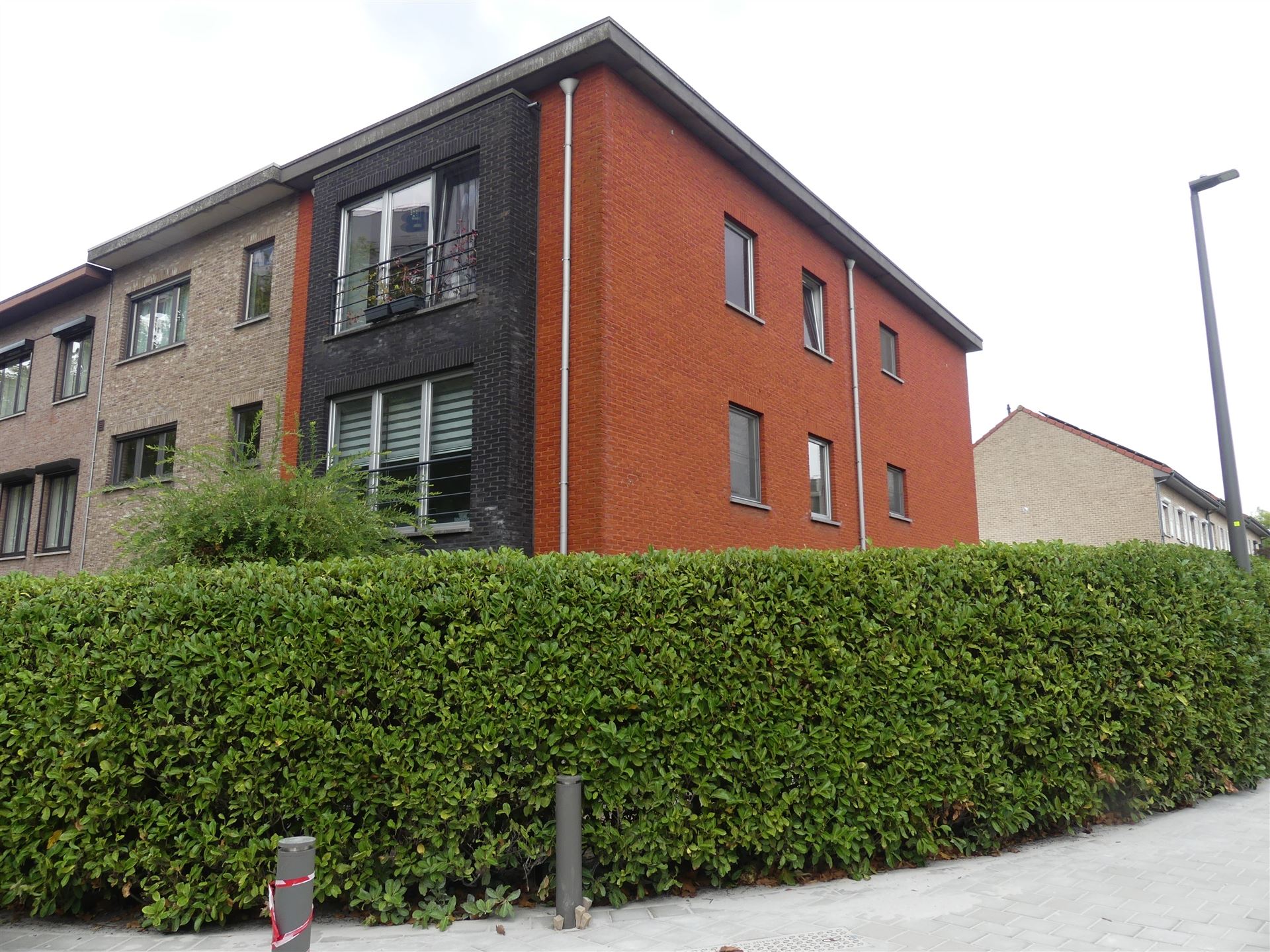 Stijlvol appartement met 2 slaapkamers en grote tuin! foto {{pictureIndex}}
