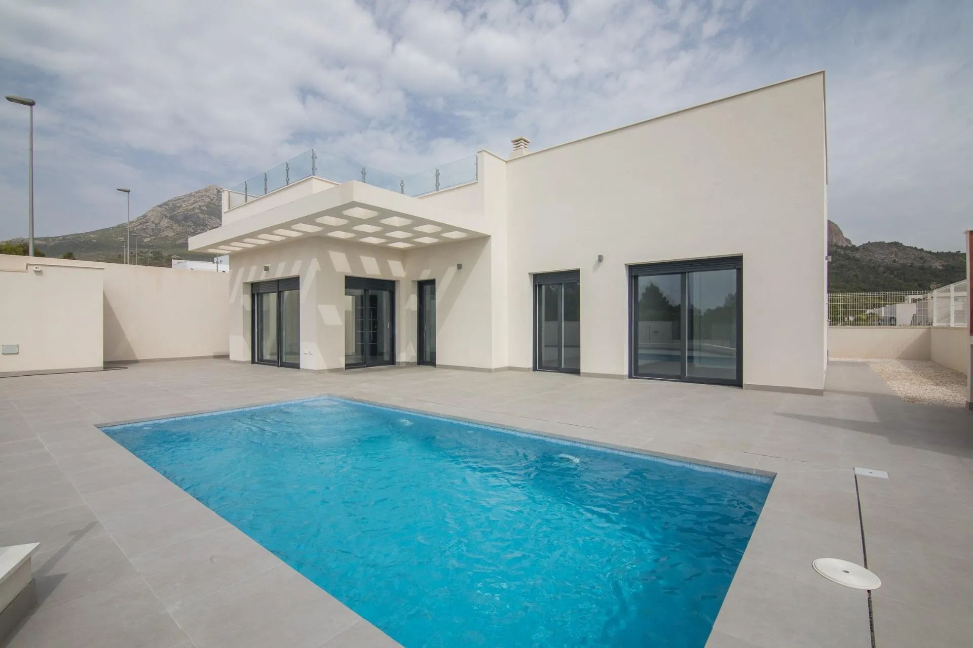 Beleef de Mediterrane droom: luxe villa's met privé zwembad op koerte afstand van de Middellandse Zee foto {{pictureIndex}}