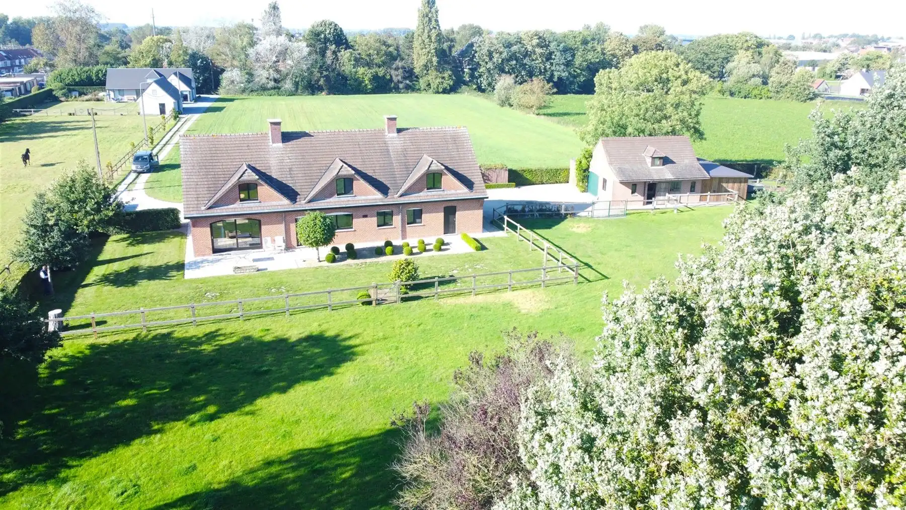 Ruime villa met 4 ruime slaapkamers foto 13