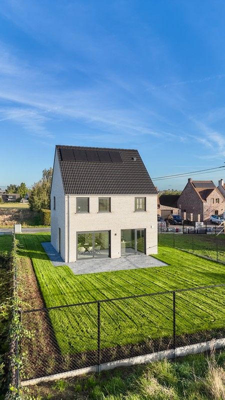 Langs de Oude Gentstraat nabij centrum Meulebeke bevindt zich deze landelijke open bebouwing met hedendaagse toets. foto 16