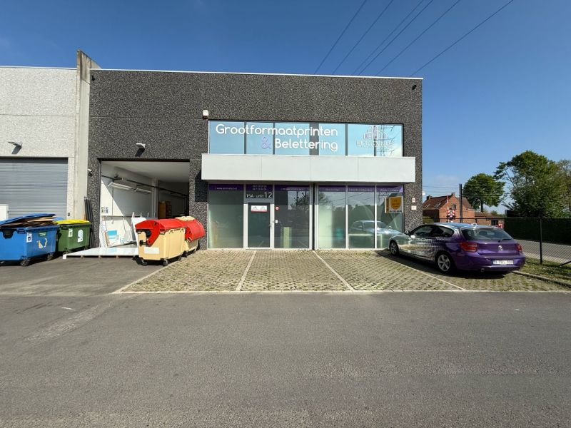 Modern bedrijfsgebouw met magazijn en kantoren foto {{pictureIndex}}