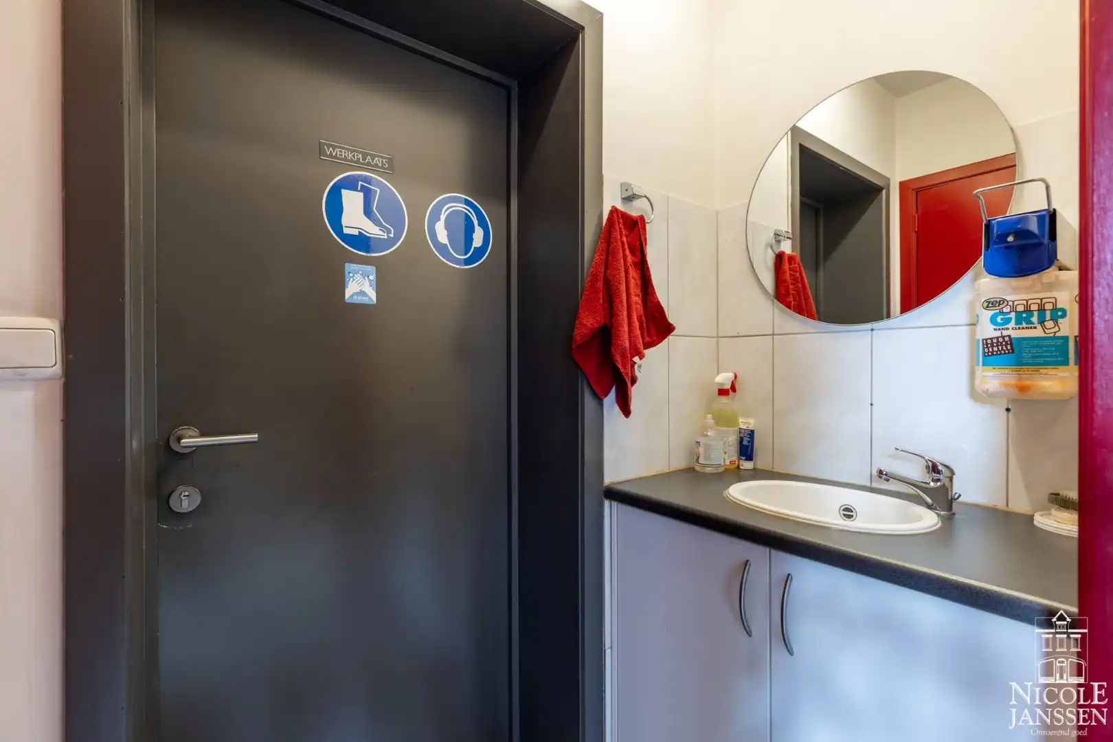 Bedrijfshal met kantoorruimte gelegen op de KMO-zone Kleine Heide. foto 12