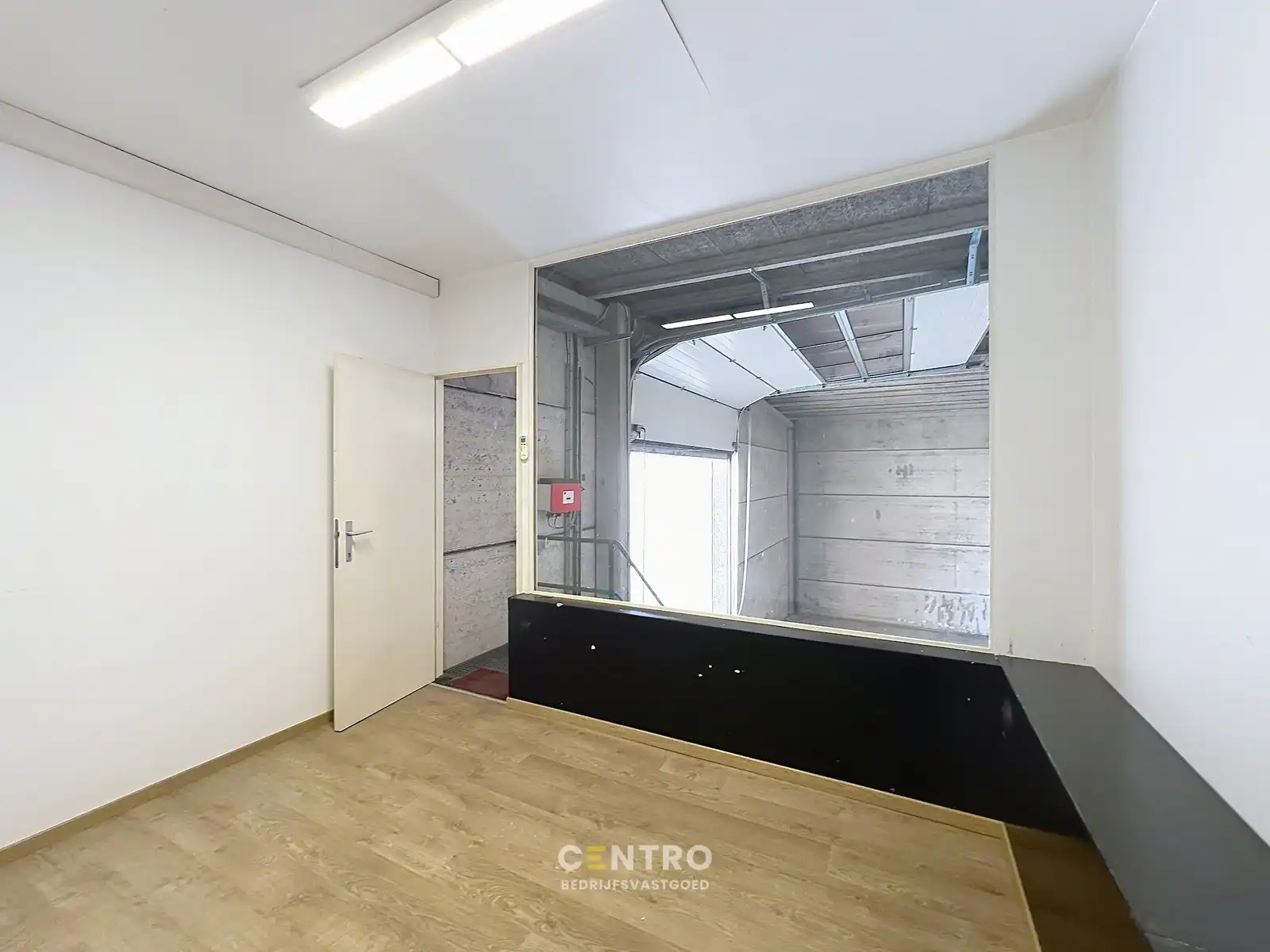 Instapklaar bedrijfspand (±345 m²) met magazijn, kantoor én 4 verhuurbare opslagunits, 1 garage en ruime parking op 603 m²  te INGELMUNSTER! foto 15