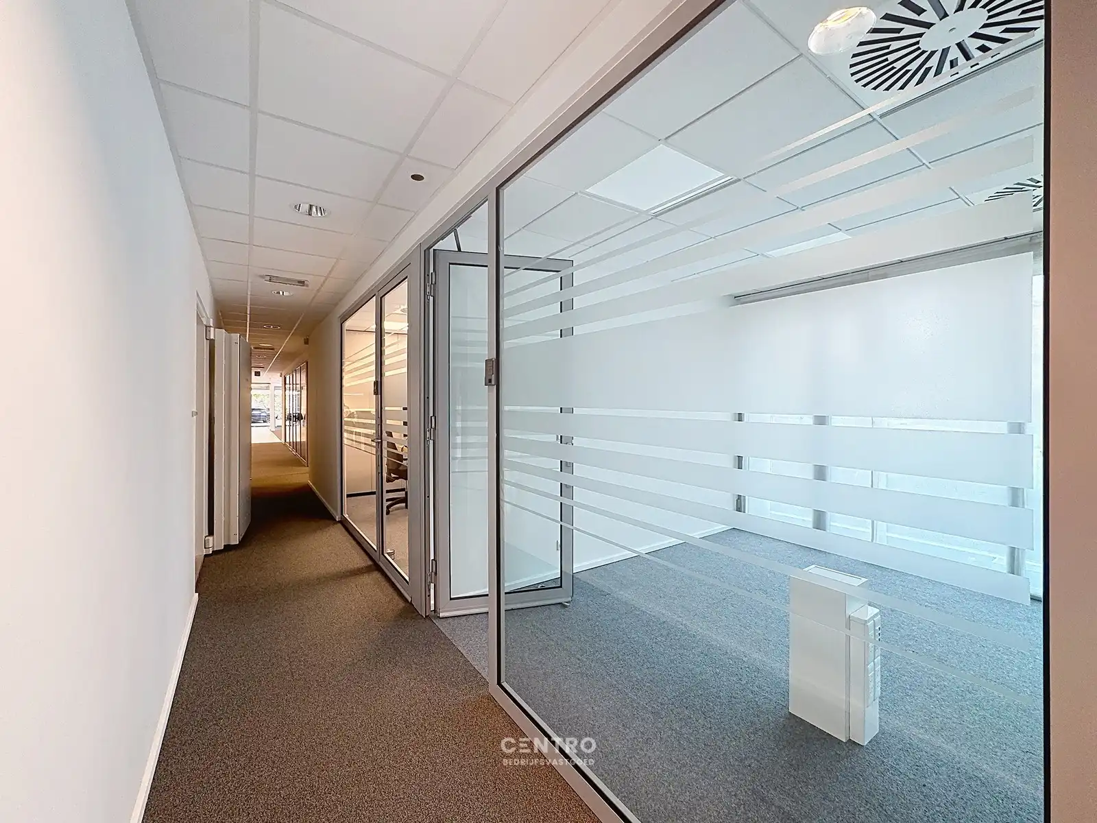 Instapklare KANTOORRUIMTEN (430m²) met 10 private parkeerplaatsen, langs een drukke invalsweg van Brugge! foto 8