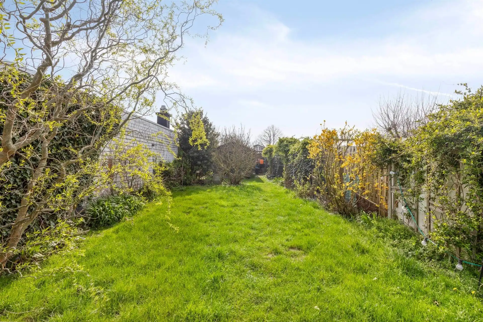 Ruime halfopen bebouwing (3 slpks), terras en tuin foto 2