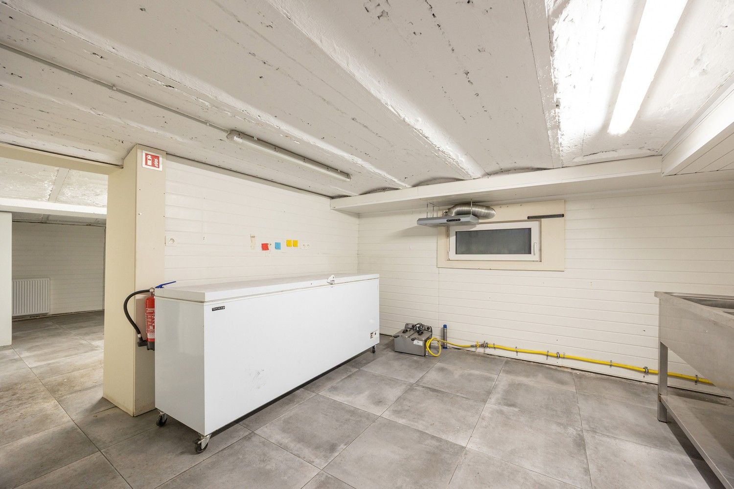 Handelsgelijkvloers te huur op uitstekende hoeklocatie foto 8