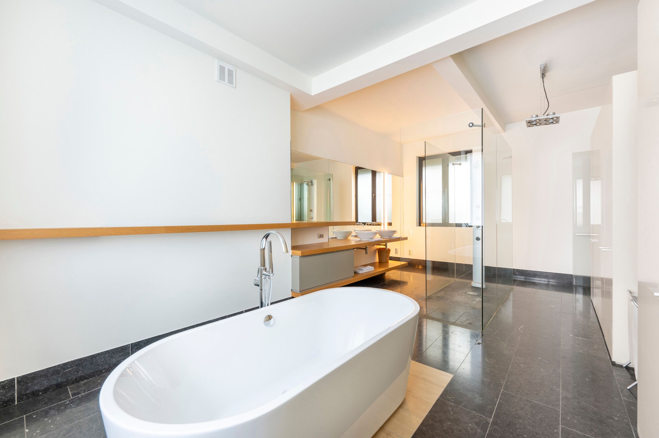 Unieke loft met karakter en licht in art-deco gebouw foto 18