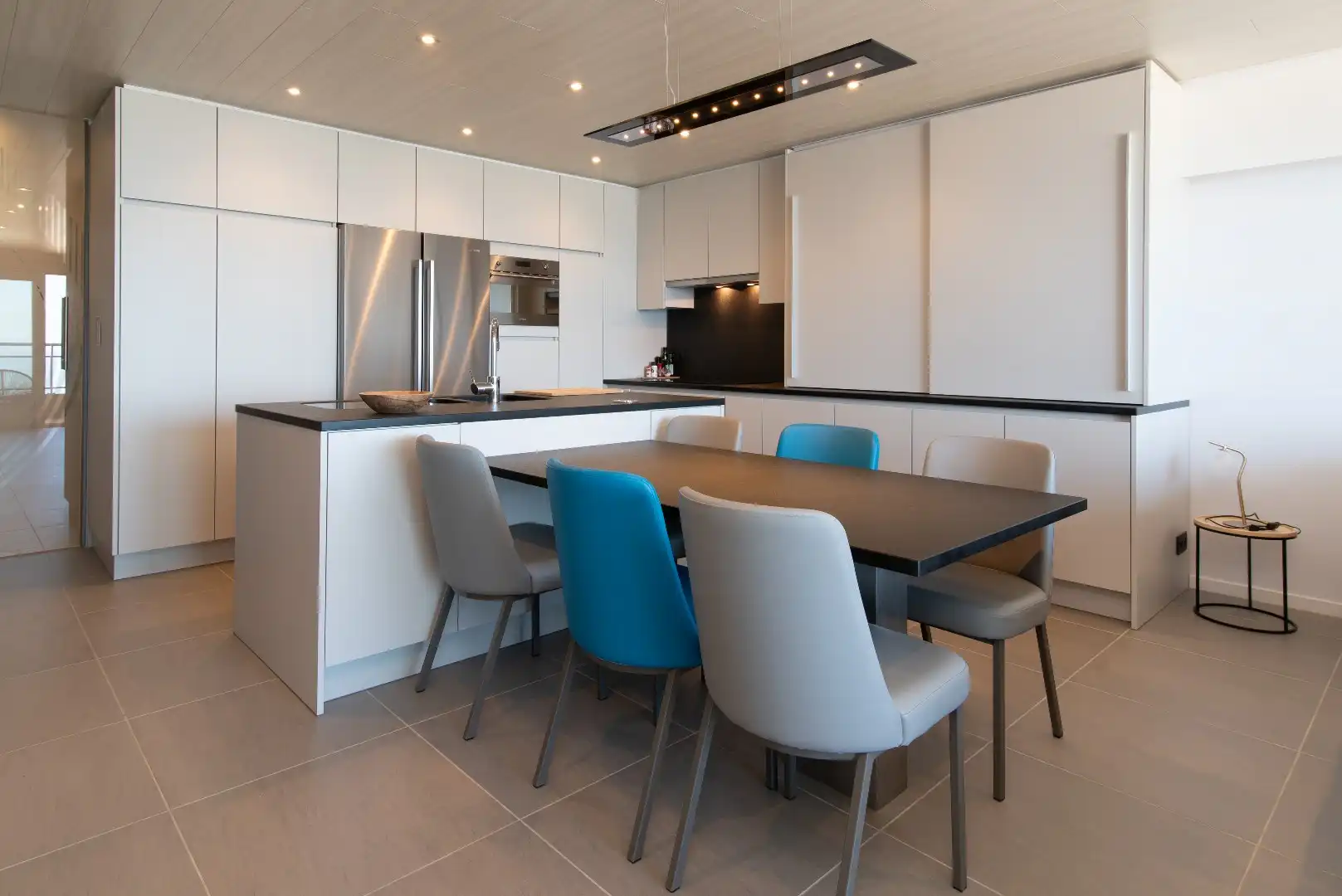 Modern 2 slaapkamer appartement met zeezicht aan de kust foto 13