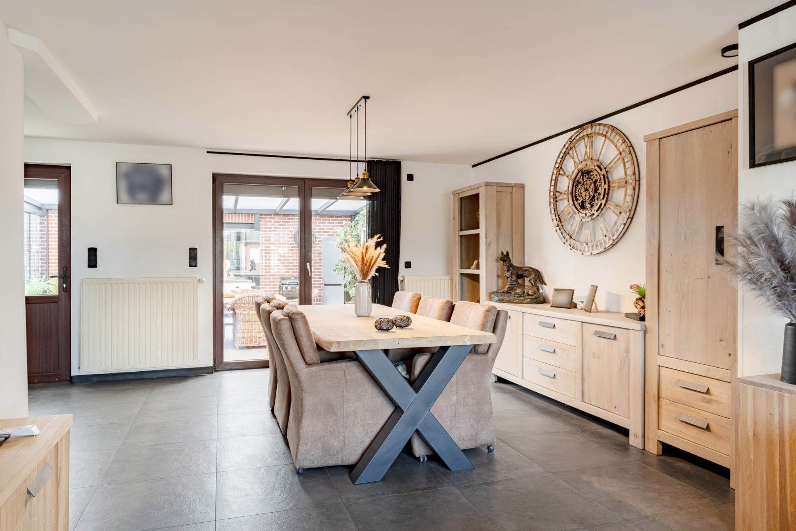 Gerenoveerde, goed onderhouden woning nabij het centrum van Bree mét een grote garage/werkplaats bereikbaar langs de Filterstraat aan de achterzijde van de woni foto 12