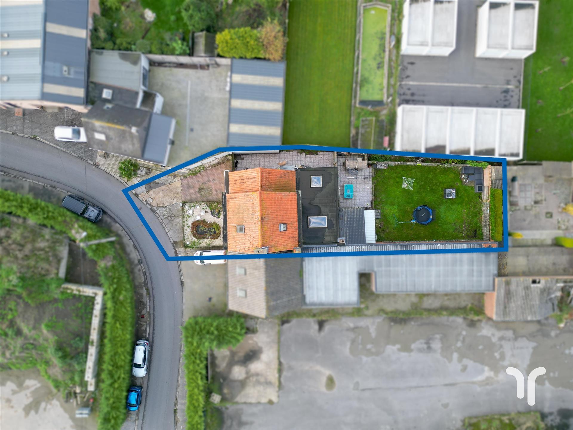 Hoofdfoto van de publicatie: Rustig gelegen, halfopen bebouwing met 4 slaapkamers en garage.