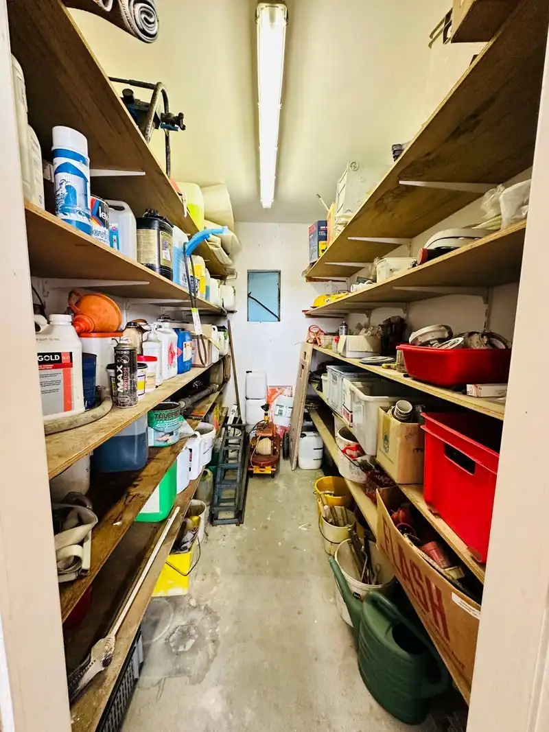 Ruim magazijn met kantoren met veel potentieel te Kuringen foto 21