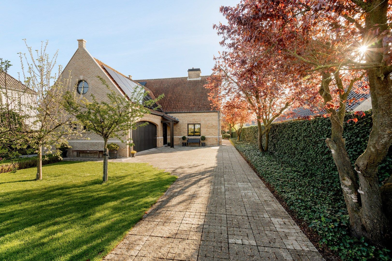 Uitstekend onderhouden villa te Ieper. Opp: 871m². foto {{pictureIndex}}