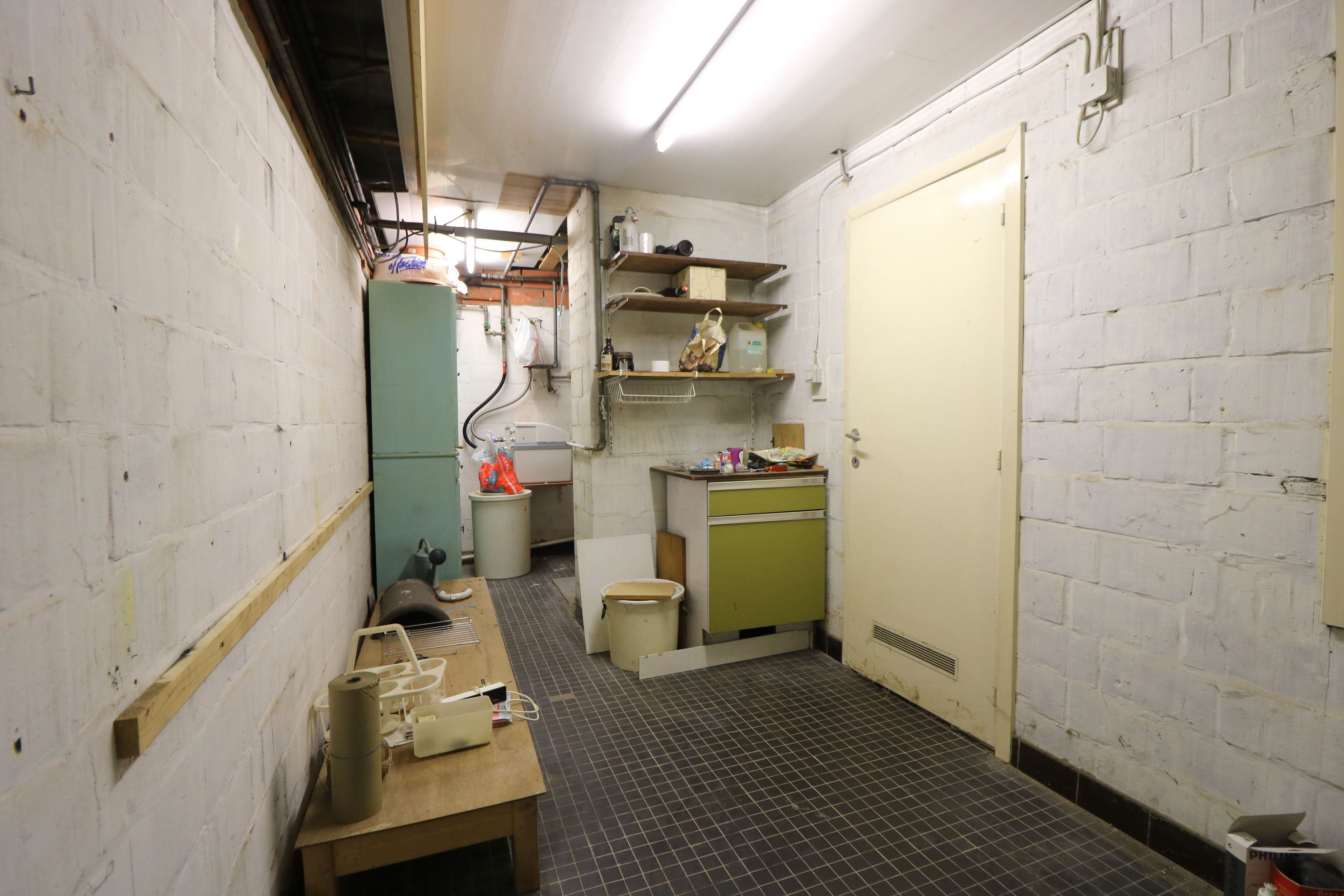  Zeer ruime woning met 5 slaapkamers, garages (8 wagens) en werkplaats. foto 17