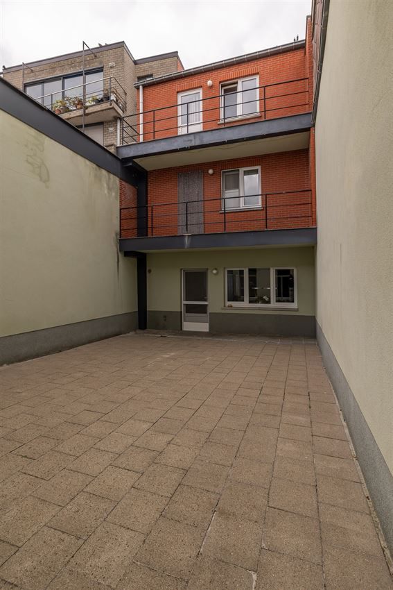 Verzorgd gebouw met handelszaak en 2 apt foto 56