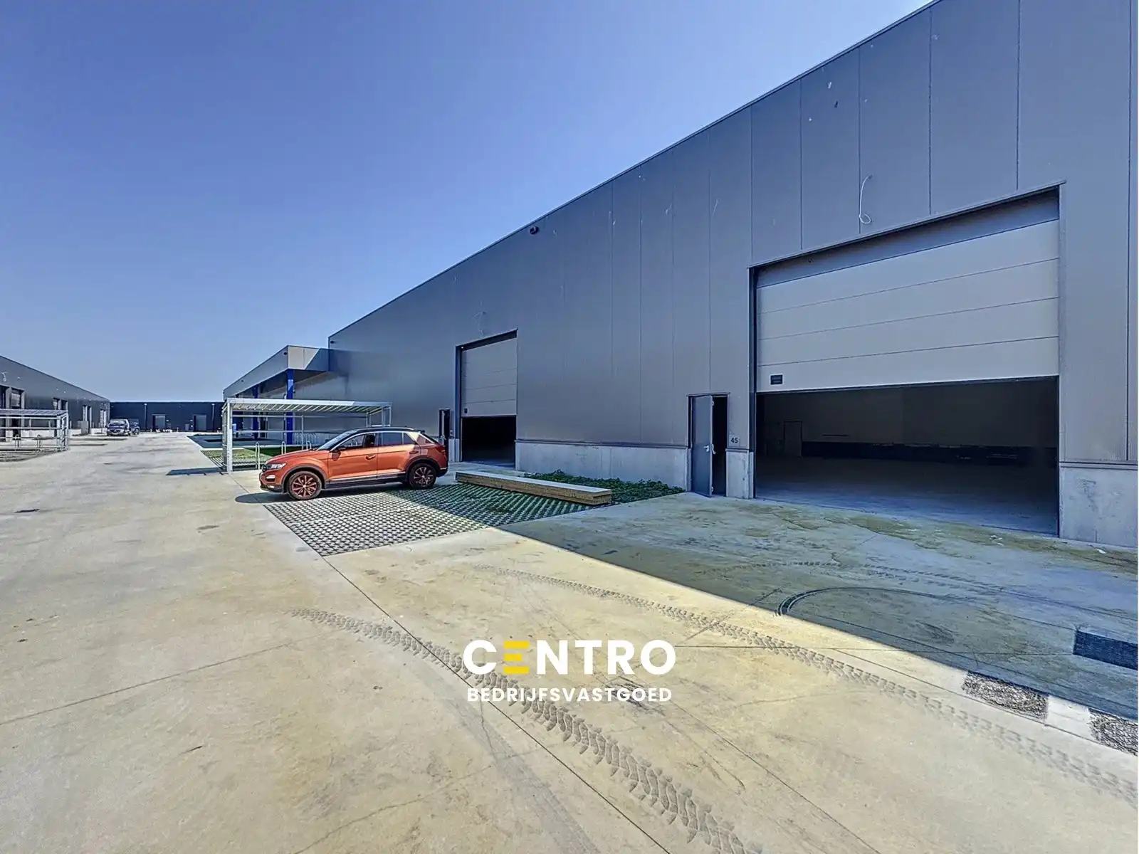 Instapklare OPSLAGRUIMTE (214m²) met sectionaalpoort te huur op industriezone "Herdersbrug" te 8000 Brugge foto {{pictureIndex}}