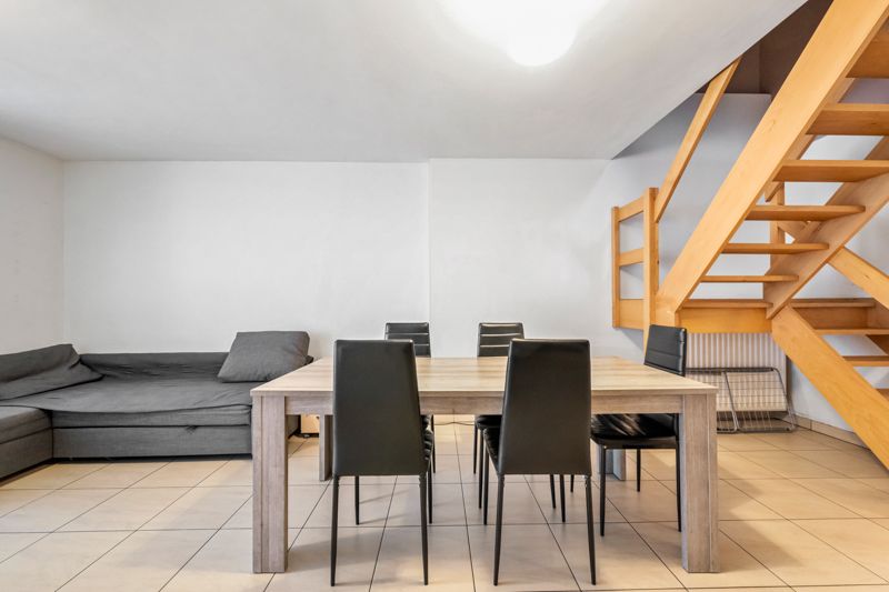Roeselare : Instapklare hoek duplexappartement met 1 slaapkamer (kan opgesplitst worden )  met ruim terras nabij centrum + zolder foto 2