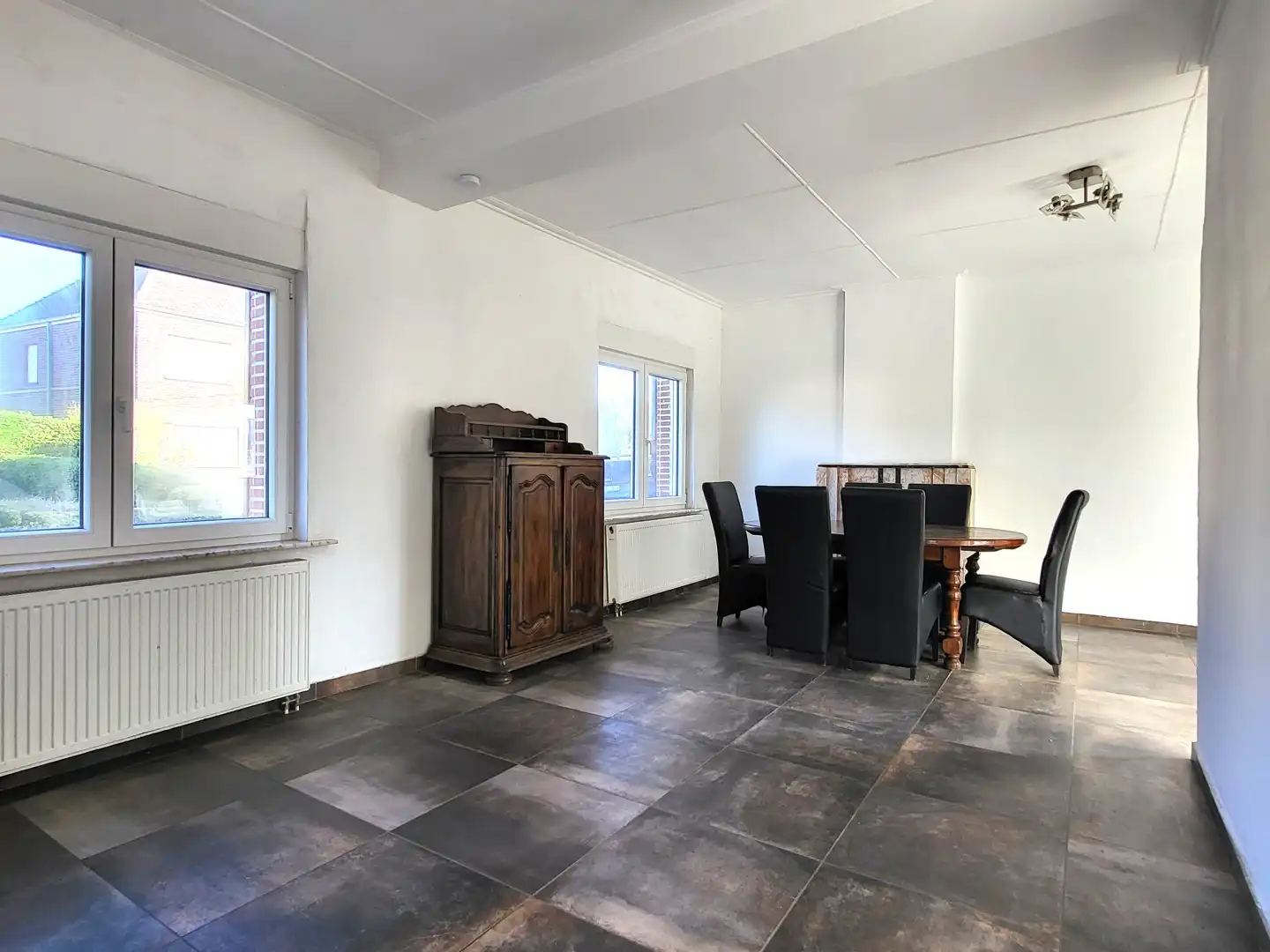 Halfopen bebouwing met 3 slaapkamers en zonnig tuintje in rustige dorpskern. foto 6
