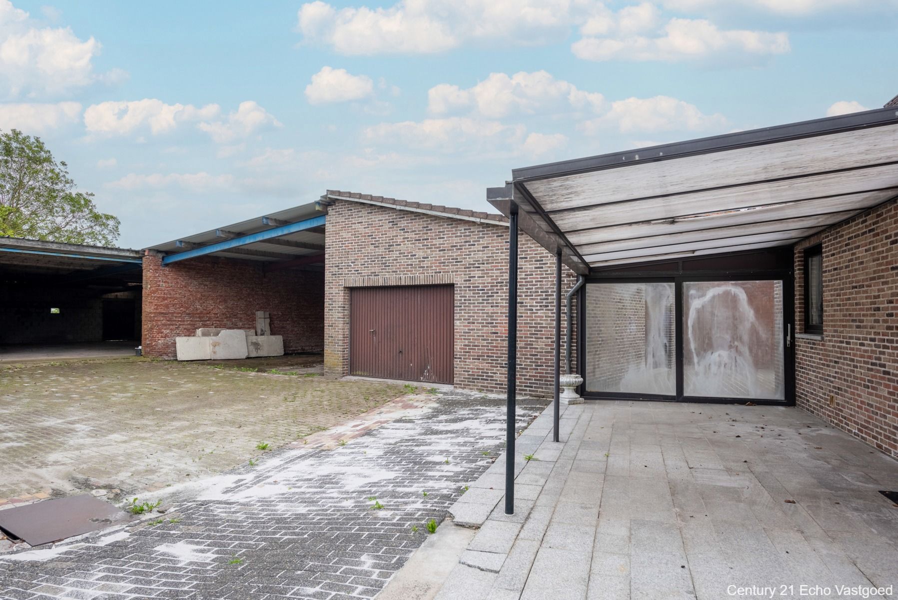 Karakterwoning met hal, garages, parking, tuin op ca 898m² foto 7