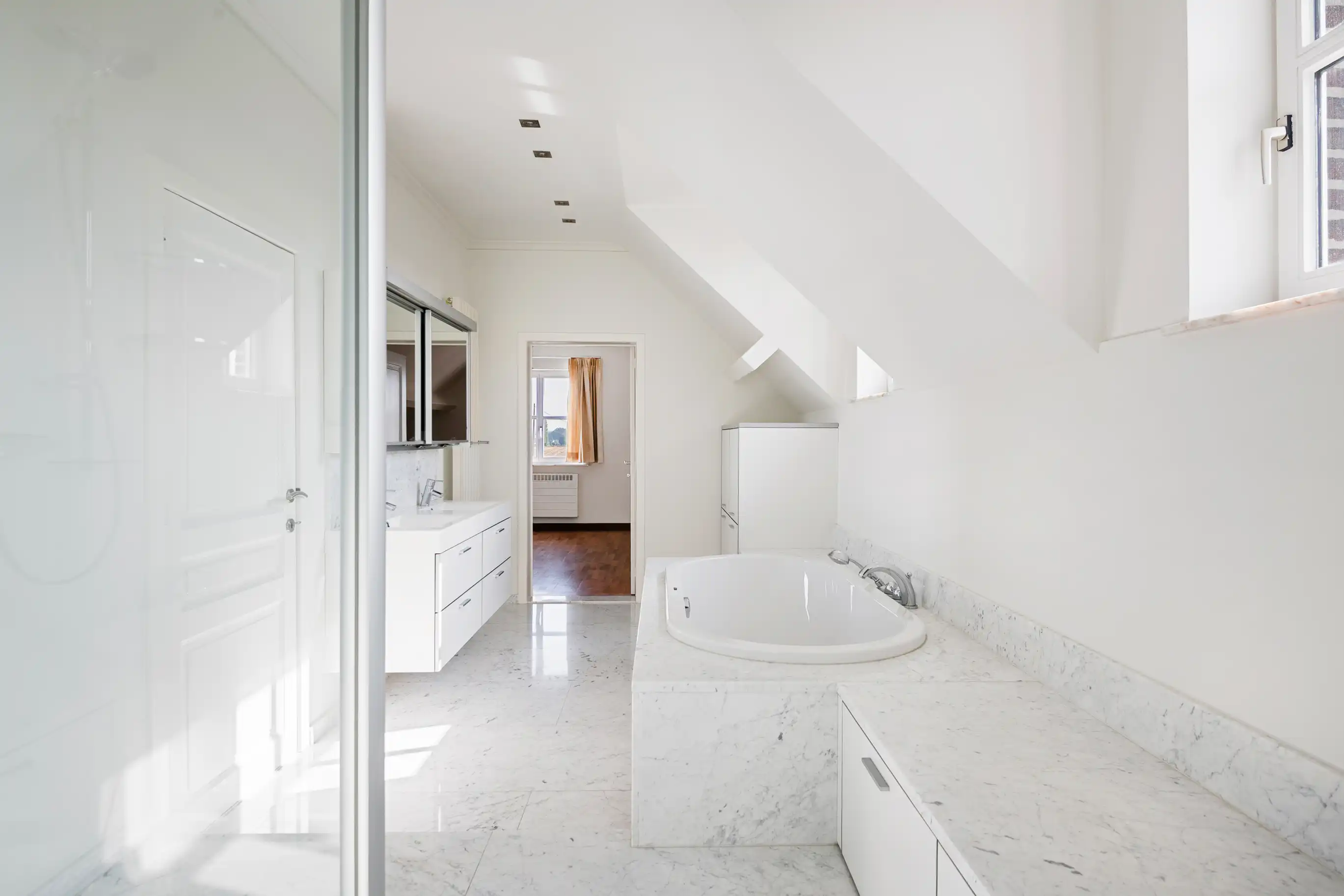 Tijdloze landbouwwoning met drie loodsen foto 13