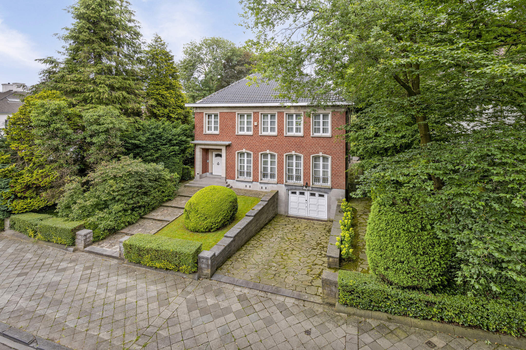 Mooie klassieke villa met 6 slaapkamers en grote tuin foto {{pictureIndex}}