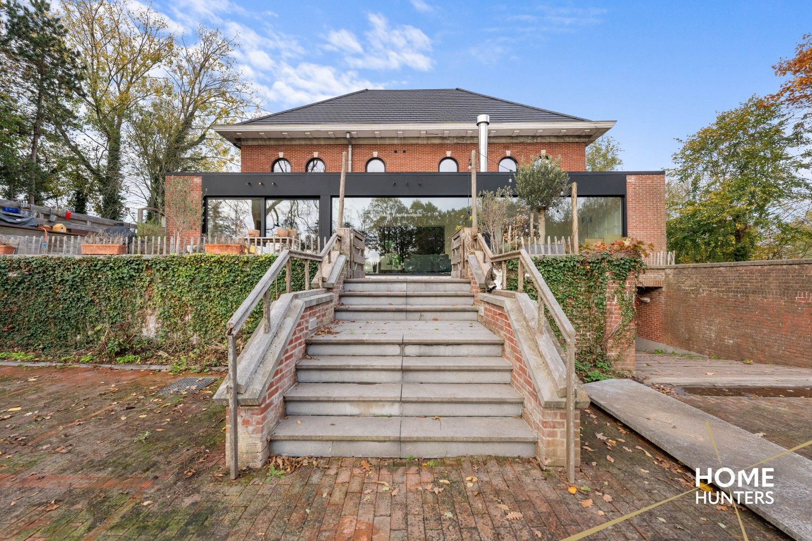 Riante villa in Zonnebeke op 8.374 m² met praktijkruimte, zwembad en volledige kelder foto 4