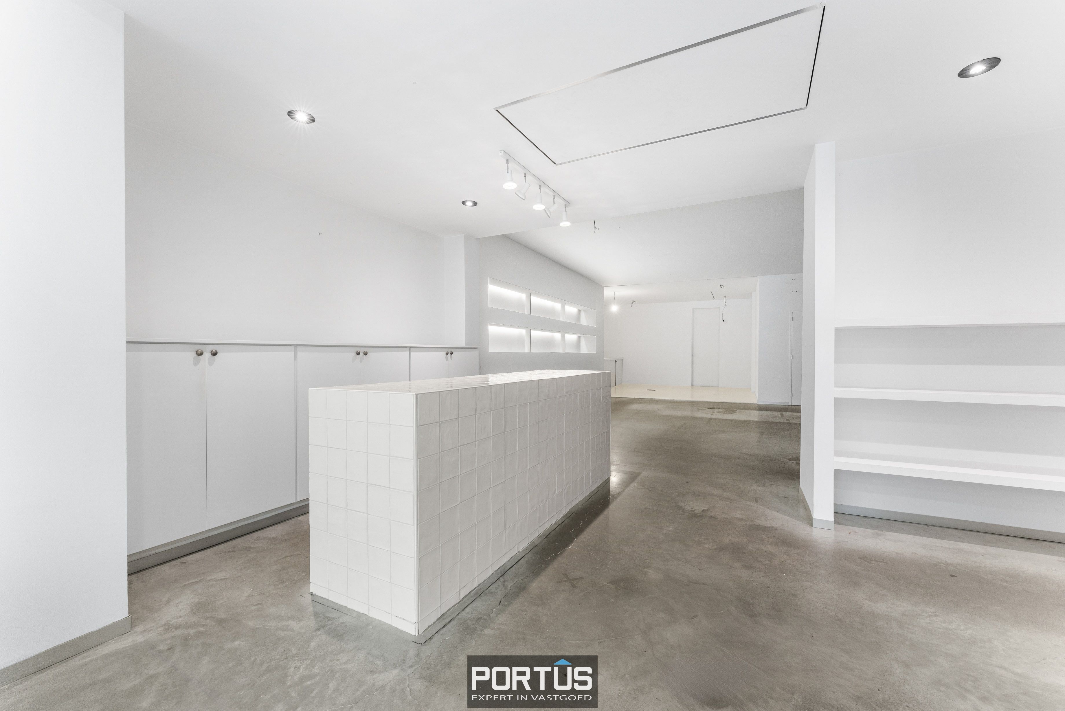 Commercieel gelegen handelspand te koop te Roeselare  foto 9