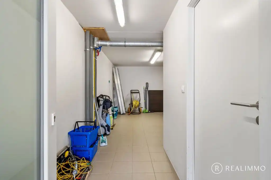 Recente halfopen bebouwing (2017) met tuin, terras en uitweg in rustige wijk foto 5