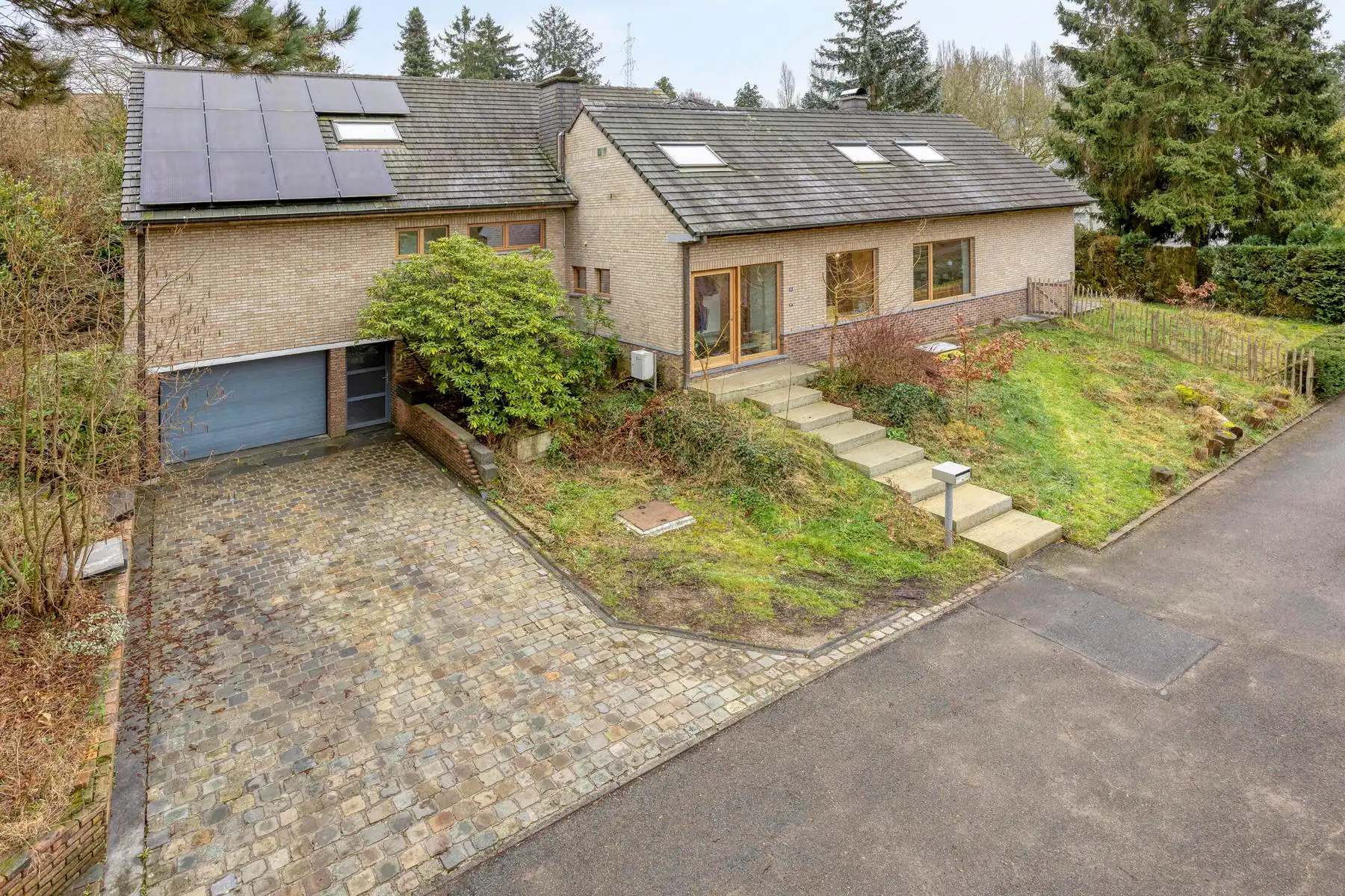 Ruime villa in een groene omgeving foto {{pictureIndex}}