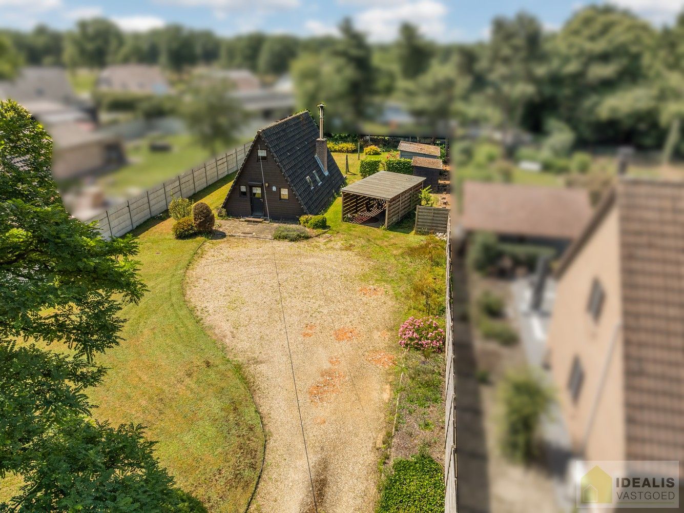 DEALIS VASTGOED – Residentieel gelegen bouwgrond met zicht op groen van maar liefst 12a (1200m²) met een straatbreedte van +- 20m. Momenteel voorzien van een chalet (onvergund) die dienst kan doen als tijdelijke woning. foto 3