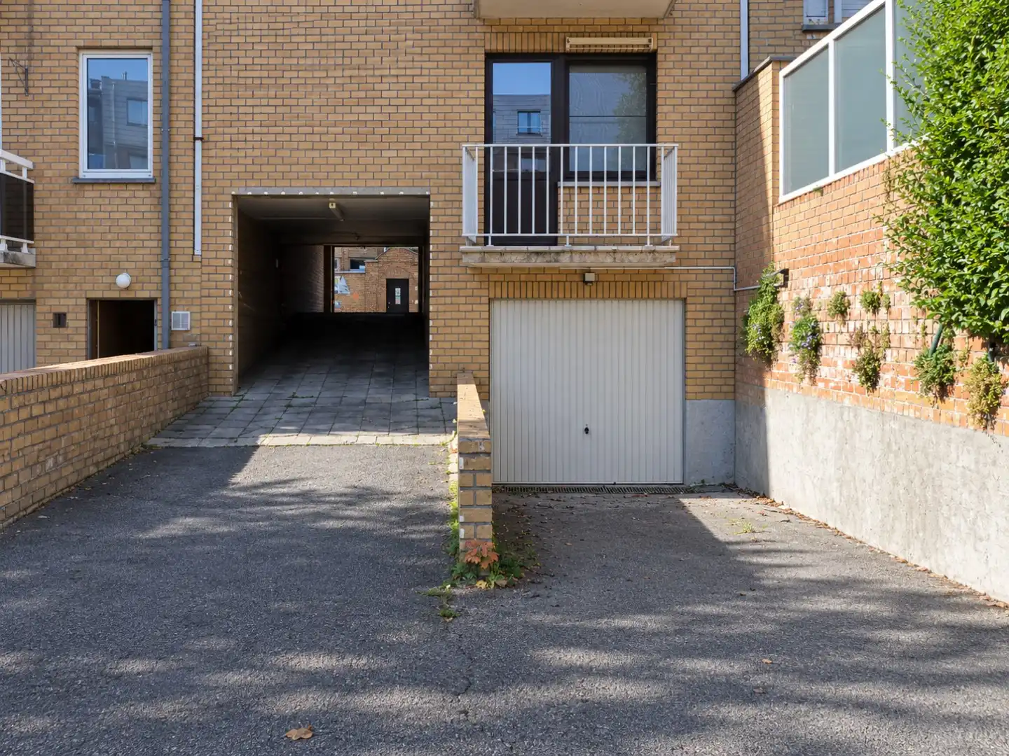 Zeer ruime garagebox/opslagplaats in de Vuurtorenwijk te Oostende! foto {{pictureIndex}}
