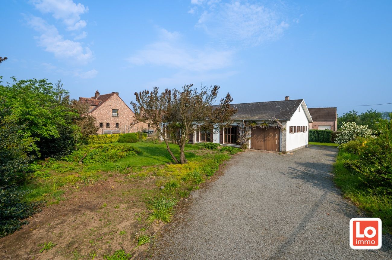 Hoofdfoto van de publicatie: VERKOCHT! Volledig te renoveren gelijkvloerse prefabwoning met inpandige garage op een makkelijk bereikbare locatie tussen Laarne en Lochristi!