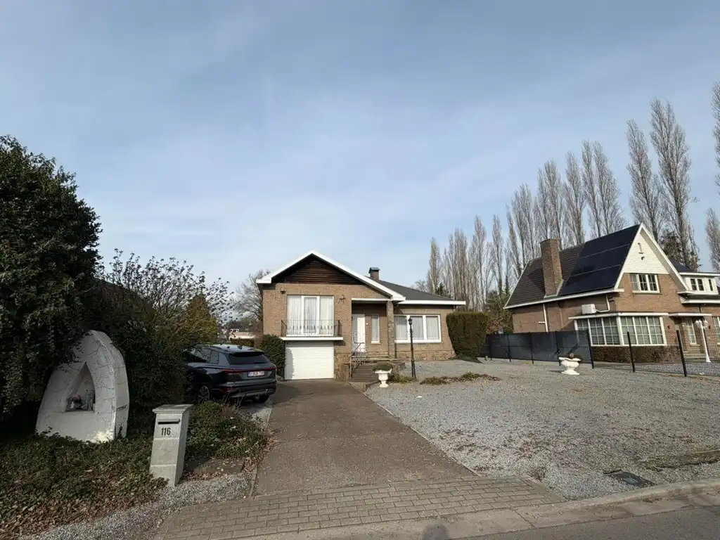 Genk – Hasseltweg 116: Op te frissen woning met 3 slaapkamers, inpandige garage, kelder, tuin en ruime parking aan de voorzijde foto 3
